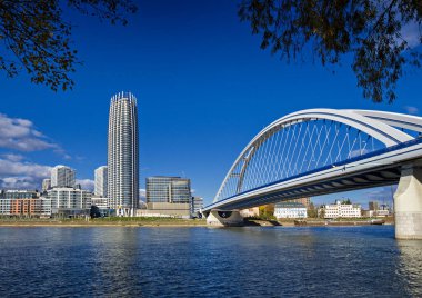 Eurovea Kulesi, alışveriş merkezi, Bratislava 'da modern mimari, Apollo köprüsü, Slovakya.