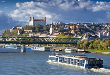 Bratislava şehri, Tuna Nehri, Stary most, kale, Slovakya.