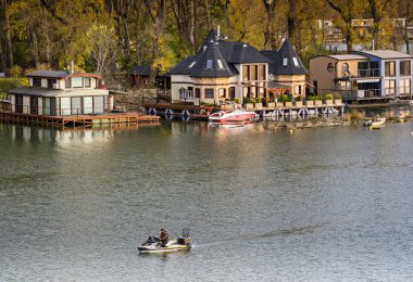 Bratislava, Slovakya 'daki Tuna Nehri' ndeki yüzen evler..