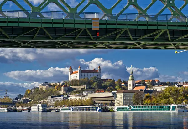 Bratislava şehir manzarası, Tuna nehri, Stary most, kale, Slovakya.