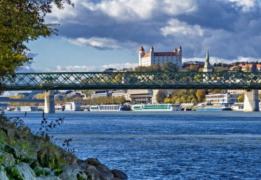 Bratislava şehir manzarası, Tuna nehri, Stary most, kale, Slovakya.