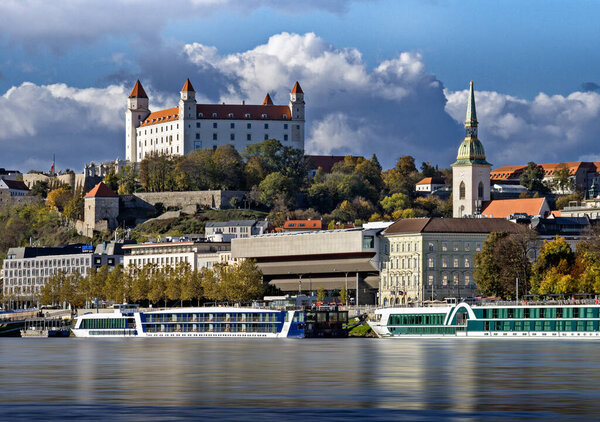 г. Братислава, Дунай, замок, Словацкая национальная галерея, Словакия.