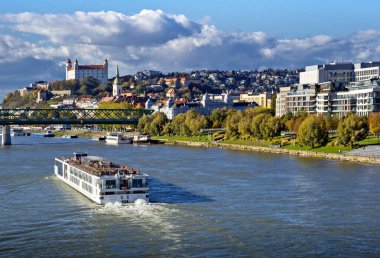 Bratislava şehri, Stary most, şato, Tuna, Eurovea, Slovakya.