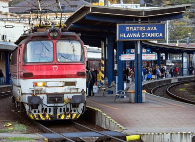 Bratislava, Slovakya 'daki ana istasyon, elektrikli lokomotif.