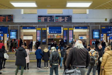 Bratislava 'daki ana istasyon, içişleri, check-in salonu, bilgi panosu, Slovakya.