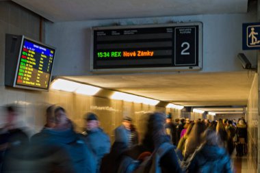 Bratislava 'daki ana istasyon, platforma alt geçit, tren istasyonu, iç mekan, Slovakya.