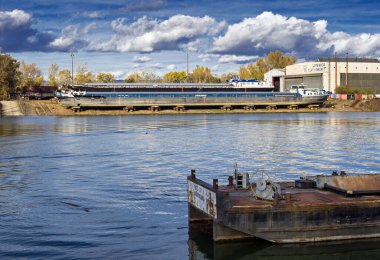 Bratislava 'daki gemi tamirhanesi, rıhtım, Tuna Nehri, Slovakya.
