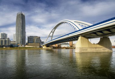 Bratislava 'daki Apollo köprüsü, Eurovea Kulesi, Slovakya.