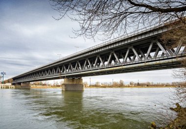 Bratislava 'daki liman köprüsü, Tuna Nehri, Slovakya.