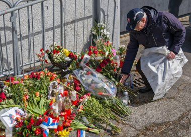 Moskova 'daki Crocus City Hall' da ölenler için anıt, Slovakya, Bratislava 'daki Rus Büyükelçiliği.