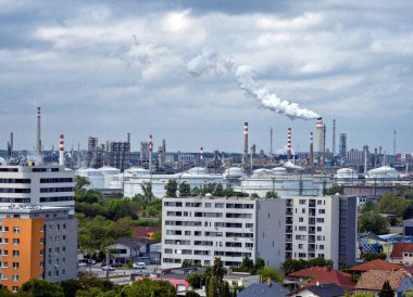 Bratislava 'daki Slovnaft rafinerisi, petrol işleme, Slovakya.