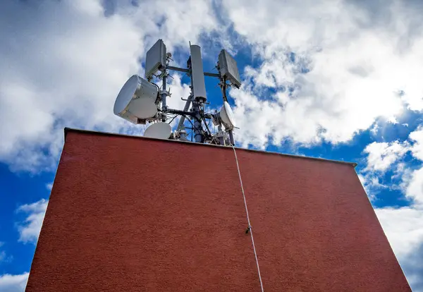 Bir Apartman Bloğunun Çatısındaki Antenler Vericiler Bratislava Slovakya Stok Fotoğraf