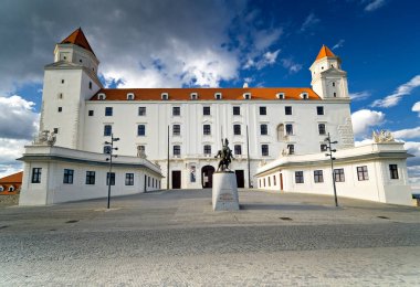 Bratislava 'daki kale, Slovakya Kralı Svatopluk' un heykeli.