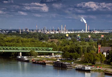Bratislava 'daki Rafineri Slovnaft, Petrzalka, Tuna Nehri, Slovakya.