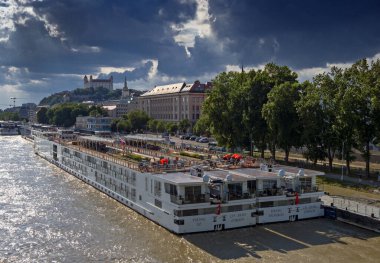 Bratislava, Slovakya 'daki Tuna Nehri' ni sel bastı.