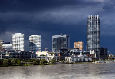 Bratislava 'daki Eurovea alışveriş merkezi, nehir, Tuna, Slovakya.