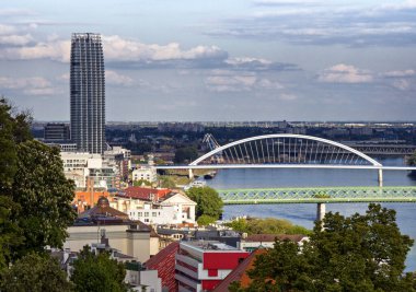 Bratislava 'daki Eurovea alışveriş merkezi, nehir boyunca köprüler, Tuna, Slovakya.