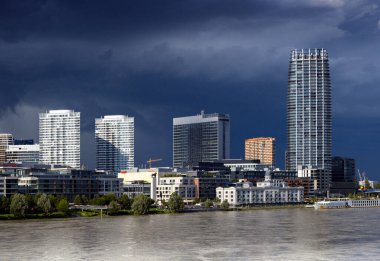 Bratislava 'daki Eurovea alışveriş merkezi, nehir, Tuna, Slovakya.