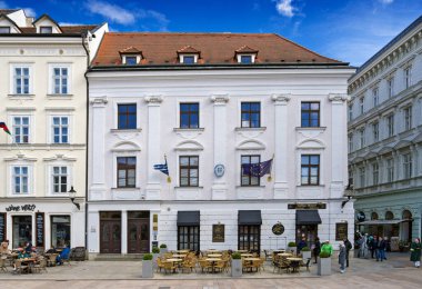 Yunanistan 'ın Bratislava Büyükelçiliği, Ana Meydan, Slovakya.