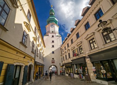 Bratislava 'daki Michalska Kulesi, Slovakya Aziz Heykeli.
