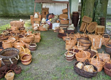 Slovakya 'daki Red Stones Kalesi için sepet ve şapka üretimi