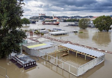 Bratislava 'da 2024 yılında Tuna Nehri' ni sel bastı, Slovakya.