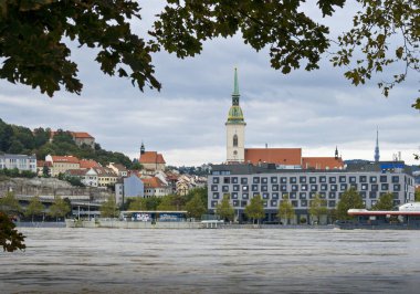 Bratislava 'da 2024 yılında Tuna Nehri' ni sel bastı, Slovakya.