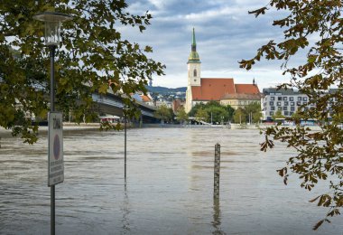 Bratislava 'da 2024 yılında Tuna Nehri' ni sel bastı, Slovakya.