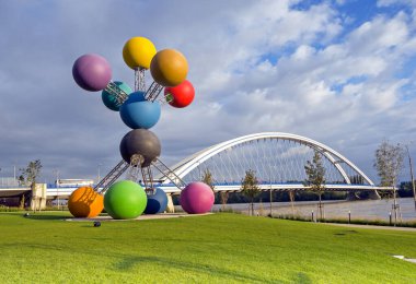 Apollo Köprüsü, Octahedral Heykeli, Eurovea Bratislava, Slovakya.