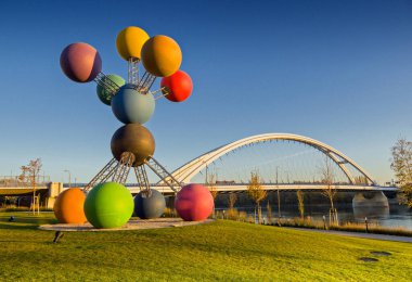 Apollo Köprüsü, Octahedral Heykeli, Eurovea in Bratislava; Slovakya,