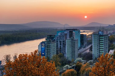 Bratislava, Slovakya 'da Tuna' da Günbatımı.