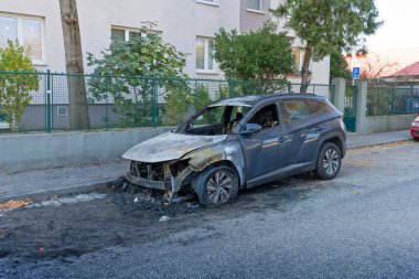 Sokakta yanmış yolcu vagonu..