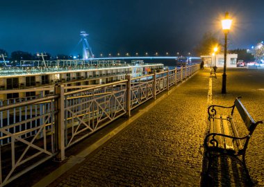 Tuna seti, SNP Köprüsü, Gece Bratislava, Slovakya.