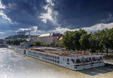 Bratislava 'da Tuna Nehri' nde sel, kale, yolcu gemileri, Slovakya.