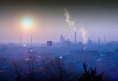 Slovnaft rafinerisi gün batımında, Bratislava, Slovakya.