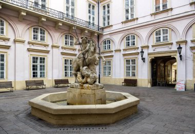 Bratislava, Slovakya 'daki Primatlar Sarayı' nın Avlusunda Aziz George Heykeli.