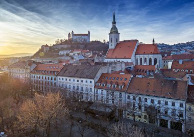 Bratislava 'daki Eski Şehir, St. Martin' in Gotik Katedrali, Kale, Slovakya.