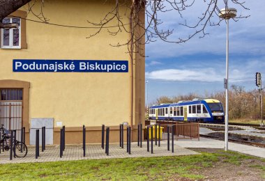 Podunajske Biskupice, Bratislava, Slovakya 'daki tren istasyonu.