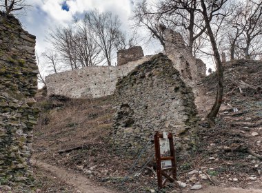 Bratislava, Slovakya yakınlarındaki Beyaz Taş Kale 'nin kalıntıları..