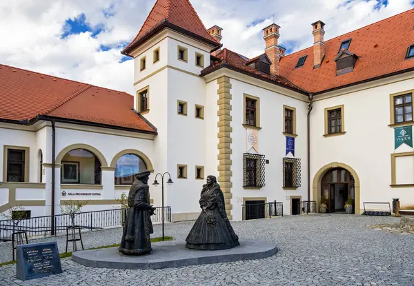 Bratislava yakınlarındaki Svaty Jur 'daki Palffy Sarayı, Katarina Palffy ve Stefan Ileshazy, Slovakya.