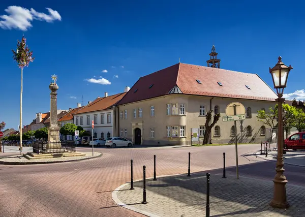 Evanjelik Diaconia Merkezi, Saint Jur, Evanjelik Kilise, Evanjelik Cemaat Ofisi, Veba Sütunu, Dekorasyon Ağacı - Mayıs, Halk Geleneği, Slovakya.