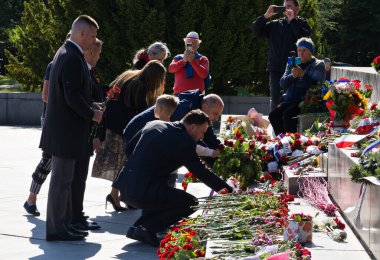 Bratislava 'daki Savaş Kölesi, mezarlık, çiçekler, politikacılar, savaşın sona ermesinin 80 yıldönümü, Slovakya.