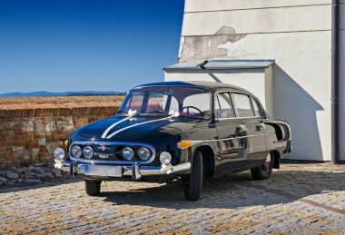 Tarihi araba Tatra 603, Nitra Kalesi, Slovakya 'da emektar..