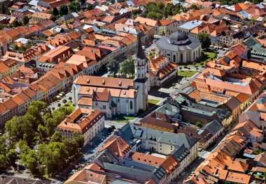 Levoca şehrinin havadan görünüşü, St. James Bazilikası, belediye binası, Evanjelik Kilise, Slovakya.