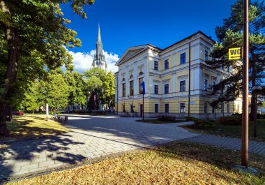Spisska Nova Ves 'deki belediye binası, tarihi bina, Gotik Bakire Meryem Kilisesi, Slovakya.