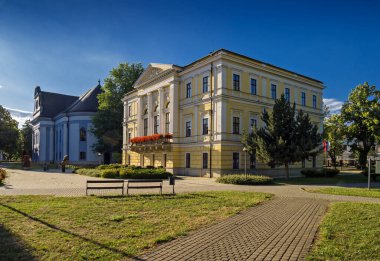 Spisska Nova Köyündeki belediye binası, tarihi bina, Evanjelik kilise, Slovakya.