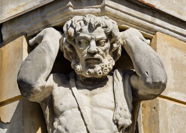 Nitra 'daki Corgon efsanesi, taş heykel, Slovakya.