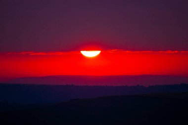 Gün batımı manzarası. Renkli ufuk, büyük parlak güneş, güzel doğa.