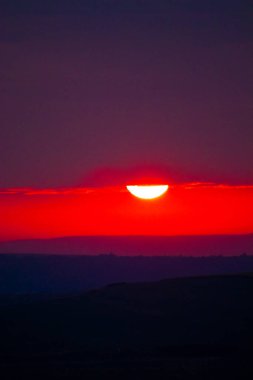 Gün batımı manzarası. Renkli ufuk, büyük parlak güneş, güzel doğa.