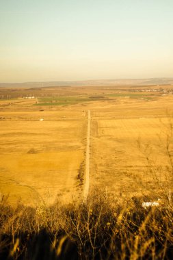 Renkli topraklar ve tam ortada düz bir yol. Güzel Dünya 'nın üzerinde ışıldayan ılık bir ışık. Güneşli.